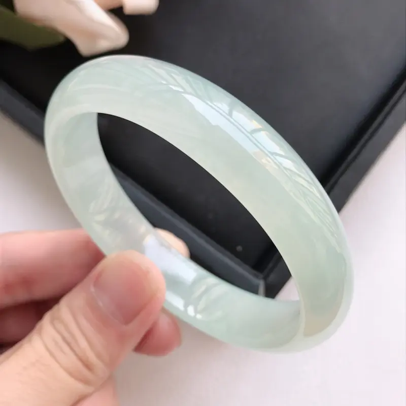 【自然光拍摄 圈口59mm 冰糯种冰底贵妃手镯C120 玉质细腻水润,条形大方,高贵优雅,端庄大气,正圈57圈口可戴
温馨提示:避免手镯圈口佩戴不合适,可以先咨询客服,询问测量圈口方法】图4