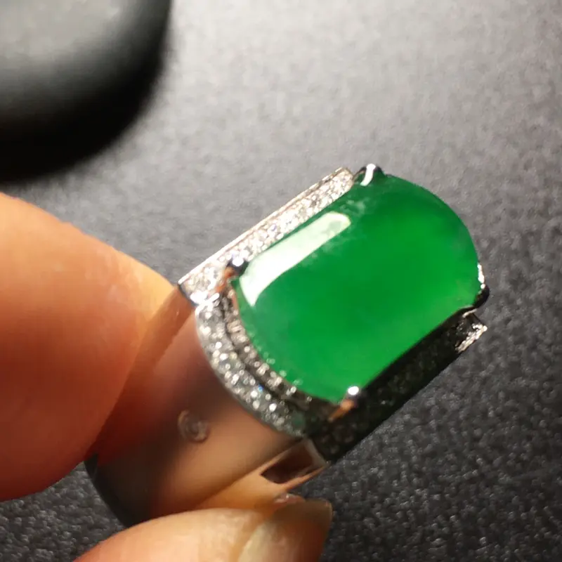 【阳绿马鞍翡翠💍,种好色辣,水润饱满,性价比高,裸石尺寸:13.5*7.9*3整体尺寸:18.4*11.5*6】图2
