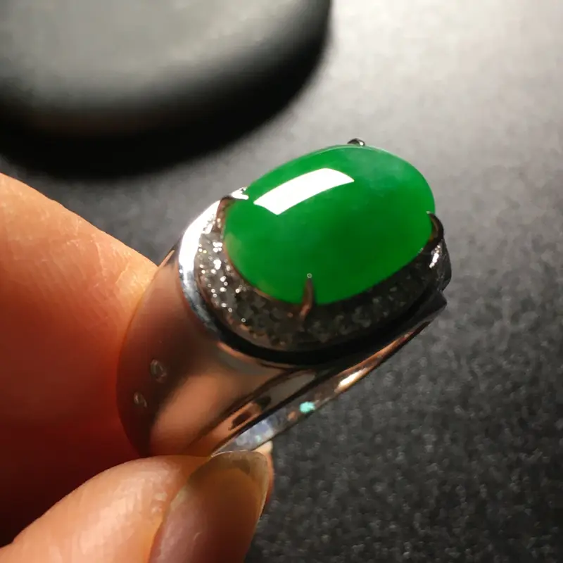 【阳绿马鞍翡翠💍,种好色辣,水润饱满,性价比高,裸石尺寸:13.8*9.2*3.3整体尺寸:18.9*13.2*9.4】图7