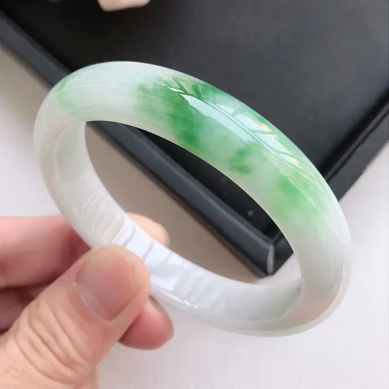 【自然光拍摄 圈口54.5mm 细糯种飘阳绿贵妃手镯C162 玉质细腻水润,条形大方,高贵优雅,端庄大气,正圈52圈口可戴
温馨提示:避免手镯圈口佩戴不合适,可以先咨询客服,询问测量圈口方法】图2