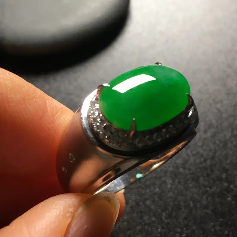 【阳绿马鞍翡翠💍,种好色辣,水润饱满,性价比高,裸石尺寸:13.8*9.2*3.3整体尺寸:18.9*13.2*9.4】图5