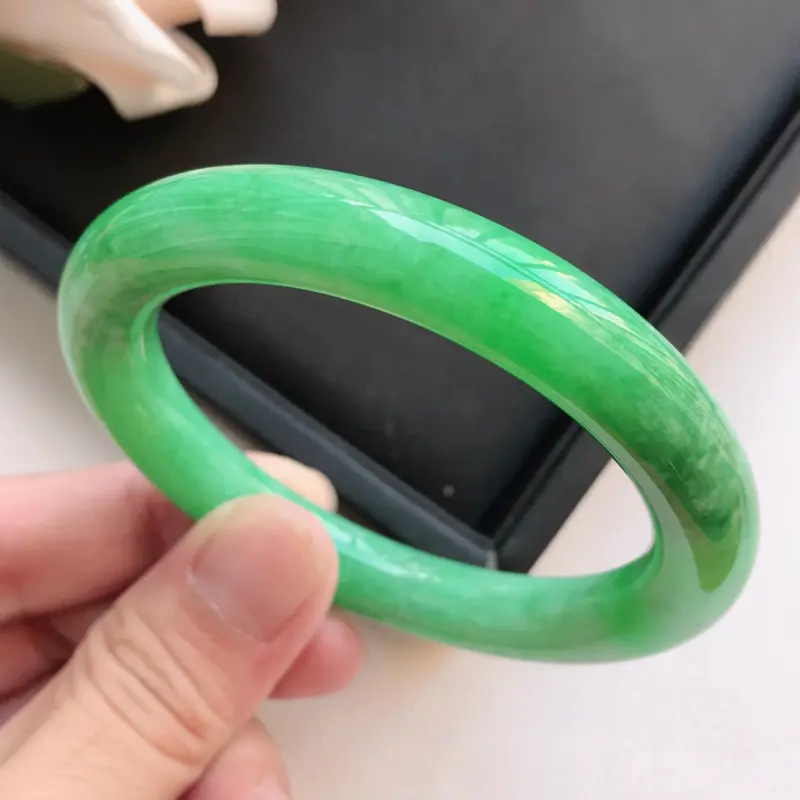 【自然光拍摄 圈口54.4mm 糯种满绿圆条手镯C120 玉质细腻水润,条形大方,高贵优雅,端庄大气
温馨提示:避免手镯圈口佩戴不合适,可以先咨询客服,询问测量圈口方法】图5
