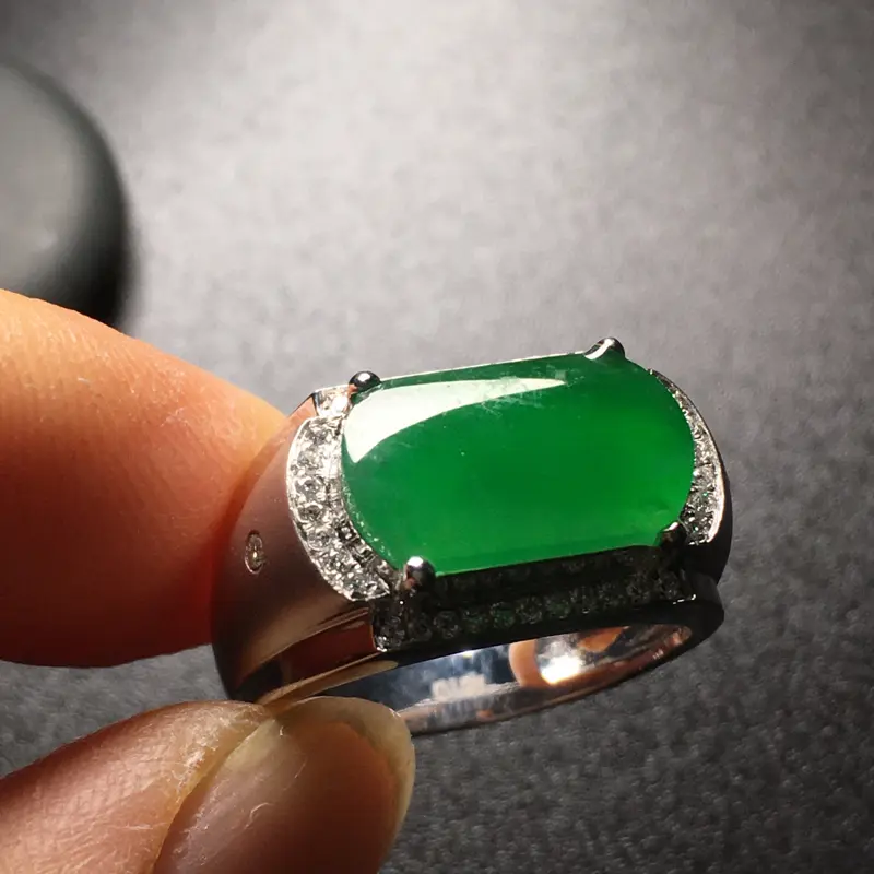【阳绿马鞍翡翠💍,种好色辣,水润饱满,性价比高,裸石尺寸:13.5*7.9*3整体尺寸:18.4*11.5*6】图6