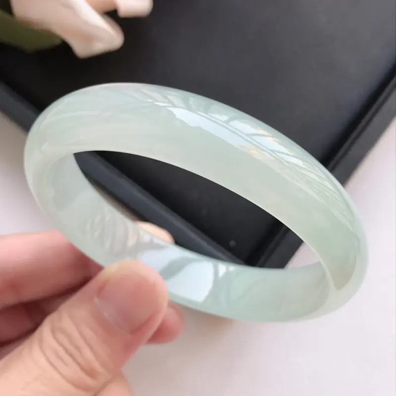【自然光拍摄 圈口59mm 冰糯种冰底贵妃手镯C120 玉质细腻水润,条形大方,高贵优雅,端庄大气,正圈57圈口可戴
温馨提示:避免手镯圈口佩戴不合适,可以先咨询客服,询问测量圈口方法】图5