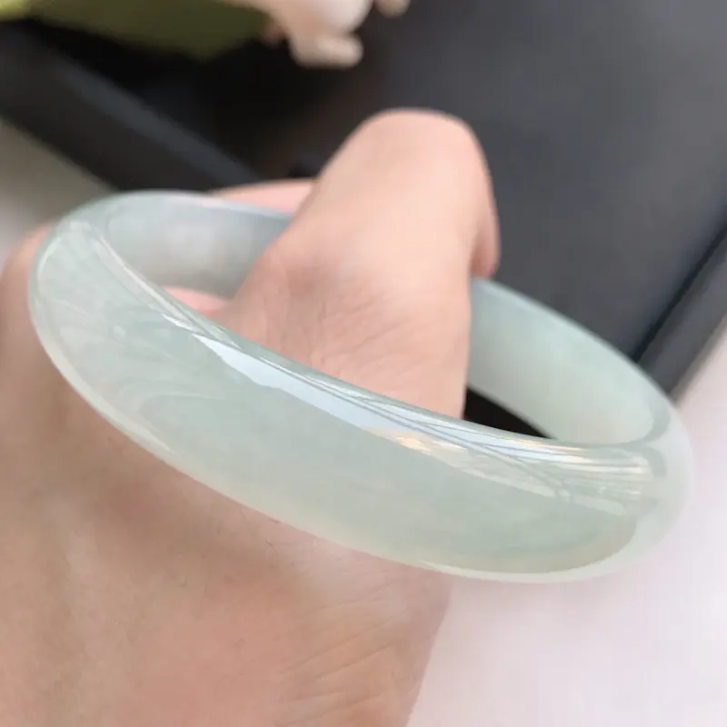 【自然光拍摄 圈口59mm 冰糯种冰底贵妃手镯C120 玉质细腻水润,条形大方,高贵优雅,端庄大气,正圈57圈口可戴
温馨提示:避免手镯圈口佩戴不合适,可以先咨询客服,询问测量圈口方法】图8
