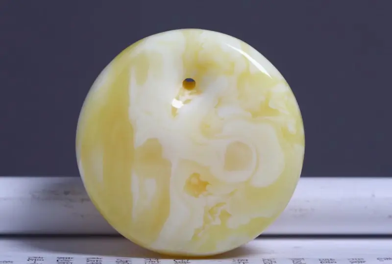 【纯天然原矿梦幻意境飘瓷白妖花蜜蜡公主扣
全品无杂无裂,无任何瑕疵,纹路妖孽,罕见孤品妖孽纹,见到就是缘分,色泽油润,意境超美,佩戴尊贵不凡,彰显气度!送人或者自留都是非常完美的选择。适合收藏! 尺寸44*20.7mm克重24.1克】图6