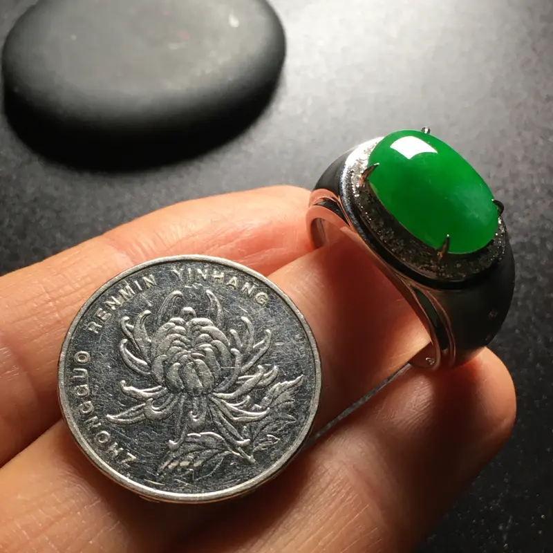 【阳绿马鞍翡翠💍,种好色辣,水润饱满,性价比高,裸石尺寸:13.8*9.2*3.3整体尺寸:18.9*13.2*9.4】图6