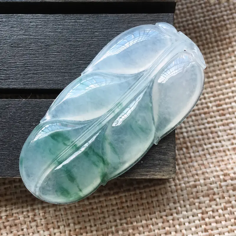 【自然光实拍,缅甸a货翡翠,冰糯种飘花叶子,种好水润,玉质细腻,漂亮,品相佳,有孔可直接佩戴。】图1