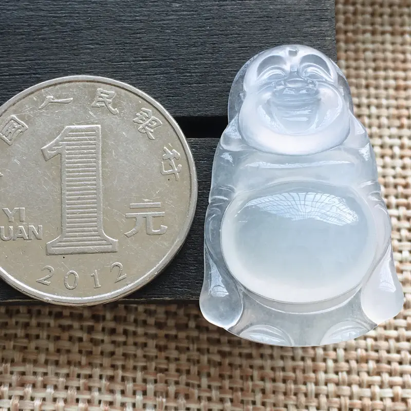 【自然光实拍,缅甸a货翡翠,冰种佛公,种好水润,饱满,玉质细腻,漂亮,品相佳,有孔可直接佩戴,】图6