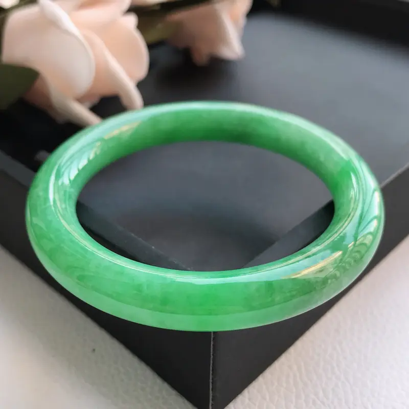 【自然光拍摄 圈口54.4mm 糯种满绿圆条手镯C120 玉质细腻水润,条形大方,高贵优雅,端庄大气
温馨提示:避免手镯圈口佩戴不合适,可以先咨询客服,询问测量圈口方法】图1