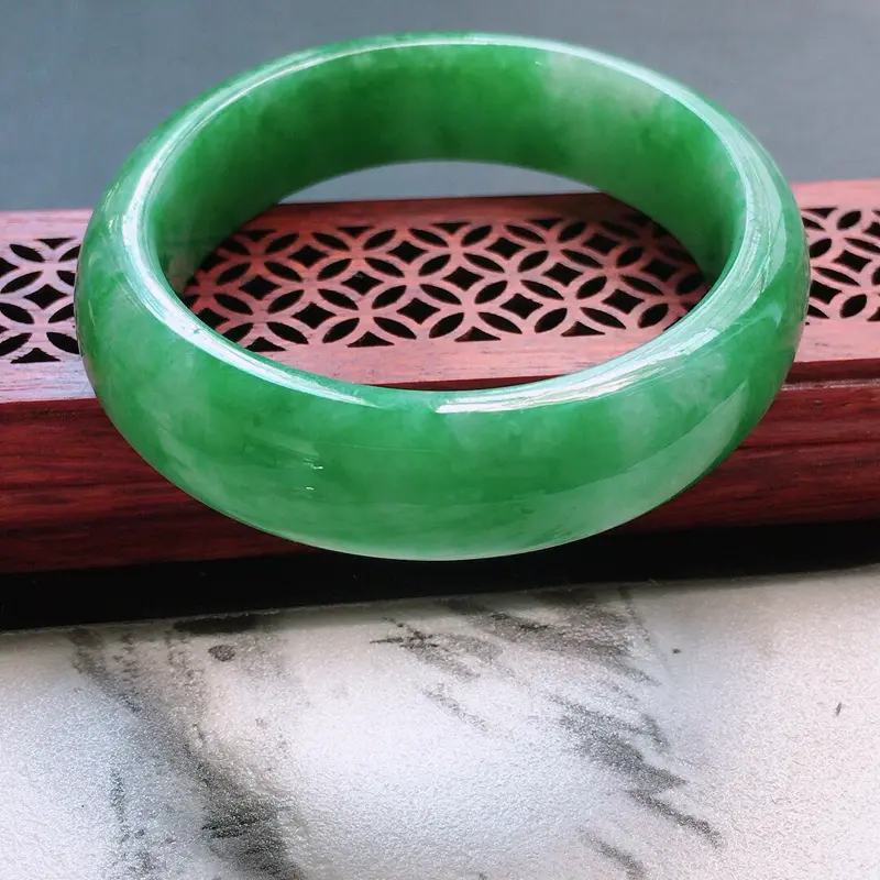 【缅甸翡翠55圈口带绿贵妃手镯,自然光实拍,颜色漂亮,玉质莹润,佩戴佳品,尺寸:55.2*48.0*14.2*7.8mm(适合佩戴正圈53圈口的佩戴),重57.25克】图1