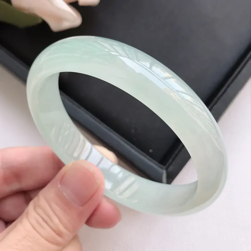 【自然光拍摄 圈口59mm 冰糯种冰底贵妃手镯C120 玉质细腻水润,条形大方,高贵优雅,端庄大气,正圈57圈口可戴
温馨提示:避免手镯圈口佩戴不合适,可以先咨询客服,询问测量圈口方法】图2