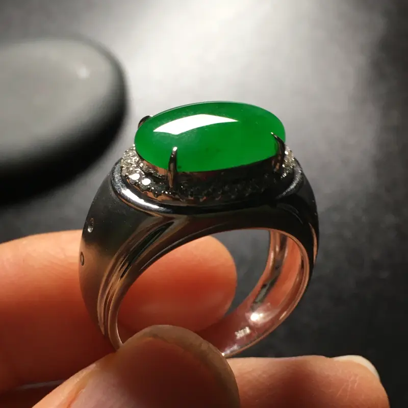 【阳绿马鞍翡翠💍,种好色辣,水润饱满,性价比高,裸石尺寸:13.8*9.2*3.3整体尺寸:18.9*13.2*9.4】图8