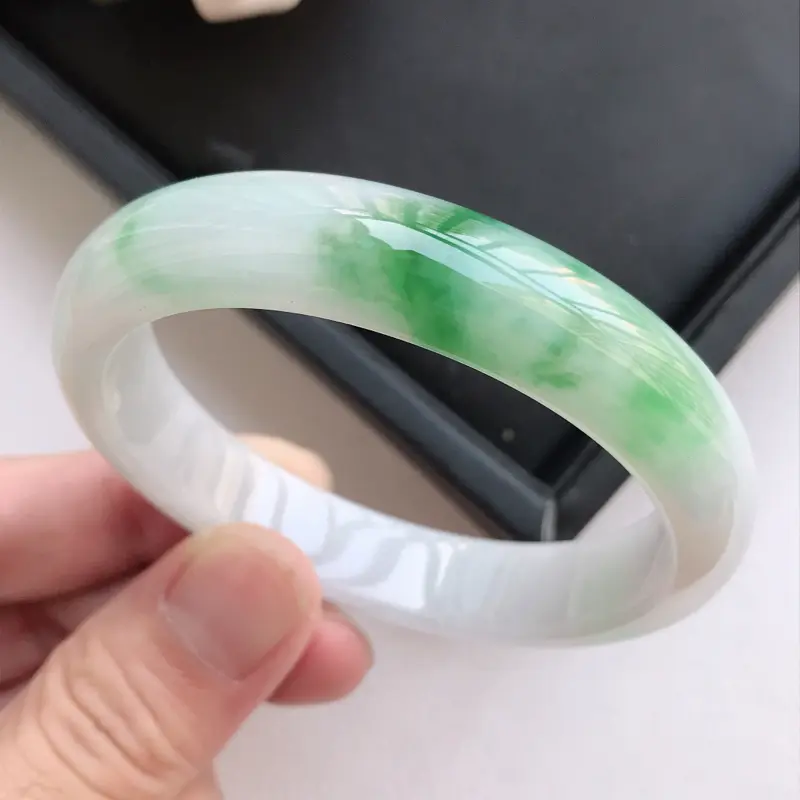 【自然光拍摄 圈口54.5mm 细糯种飘阳绿贵妃手镯C162 玉质细腻水润,条形大方,高贵优雅,端庄大气,正圈52圈口可戴
温馨提示:避免手镯圈口佩戴不合适,可以先咨询客服,询问测量圈口方法】图3