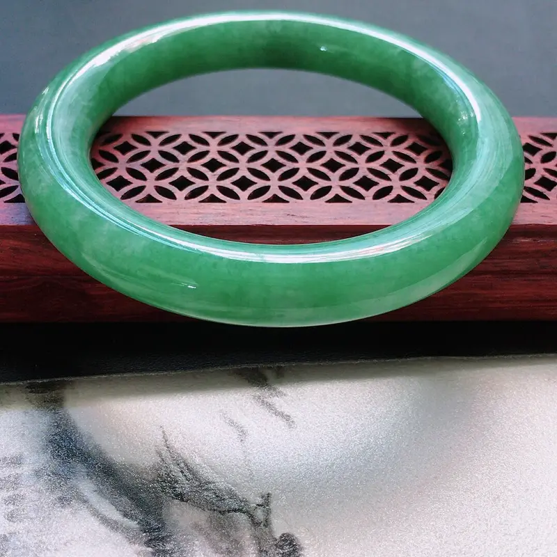【缅甸翡翠57圈口浅绿圆条手镯,自然光实拍,颜色漂亮,玉质莹润,佩戴佳品,尺寸:57.4*10.5*10.8mm,重66.03克】图1