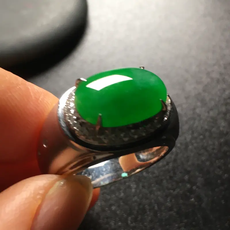 【阳绿马鞍翡翠💍,种好色辣,水润饱满,性价比高,裸石尺寸:13.8*9.2*3.3整体尺寸:18.9*13.2*9.4】图2