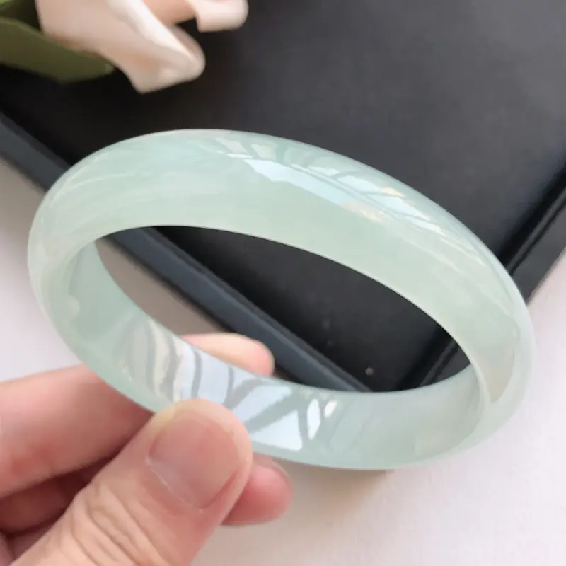 【自然光拍摄 圈口59mm 冰糯种冰底贵妃手镯C120 玉质细腻水润,条形大方,高贵优雅,端庄大气,正圈57圈口可戴
温馨提示:避免手镯圈口佩戴不合适,可以先咨询客服,询问测量圈口方法】图7