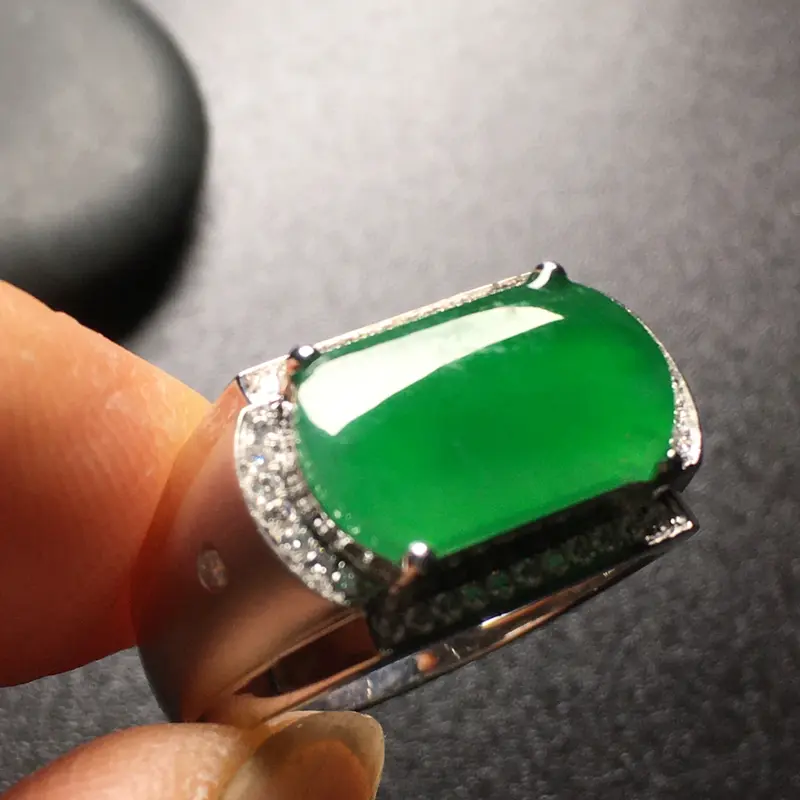 【阳绿马鞍翡翠💍,种好色辣,水润饱满,性价比高,裸石尺寸:13.5*7.9*3整体尺寸:18.4*11.5*6】图3