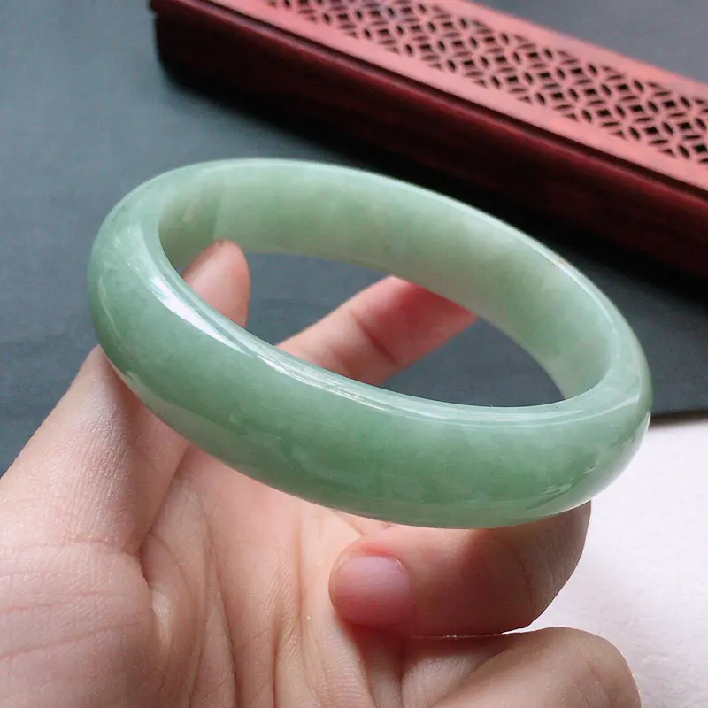 【缅甸翡翠57圈口浅绿正圈手镯,自然光实拍,颜色漂亮,玉质莹润,佩戴佳品,尺寸:57.1*14.4*7.6mm,重58.98克】图7
