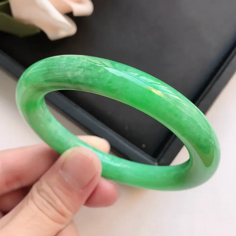 【自然光拍摄 圈口54.4mm 糯种满绿圆条手镯C120 玉质细腻水润,条形大方,高贵优雅,端庄大气
温馨提示:避免手镯圈口佩戴不合适,可以先咨询客服,询问测量圈口方法】图3