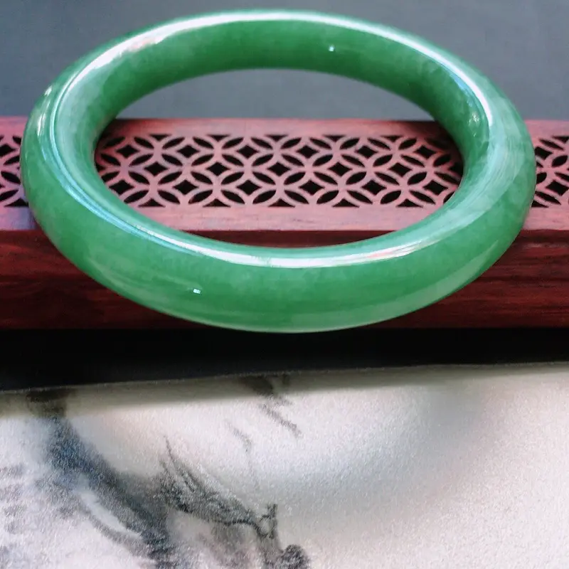 【缅甸翡翠57圈口浅绿圆条手镯,自然光实拍,颜色漂亮,玉质莹润,佩戴佳品,尺寸:57.4*10.5*10.8mm,重66.03克】图2