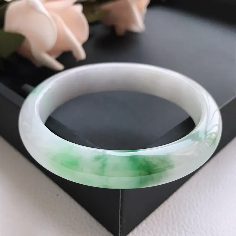 【自然光拍摄 圈口54.5mm 细糯种飘阳绿贵妃手镯C162 玉质细腻水润,条形大方,高贵优雅,端庄大气,正圈52圈口可戴
温馨提示:避免手镯圈口佩戴不合适,可以先咨询客服,询问测量圈口方法】图1