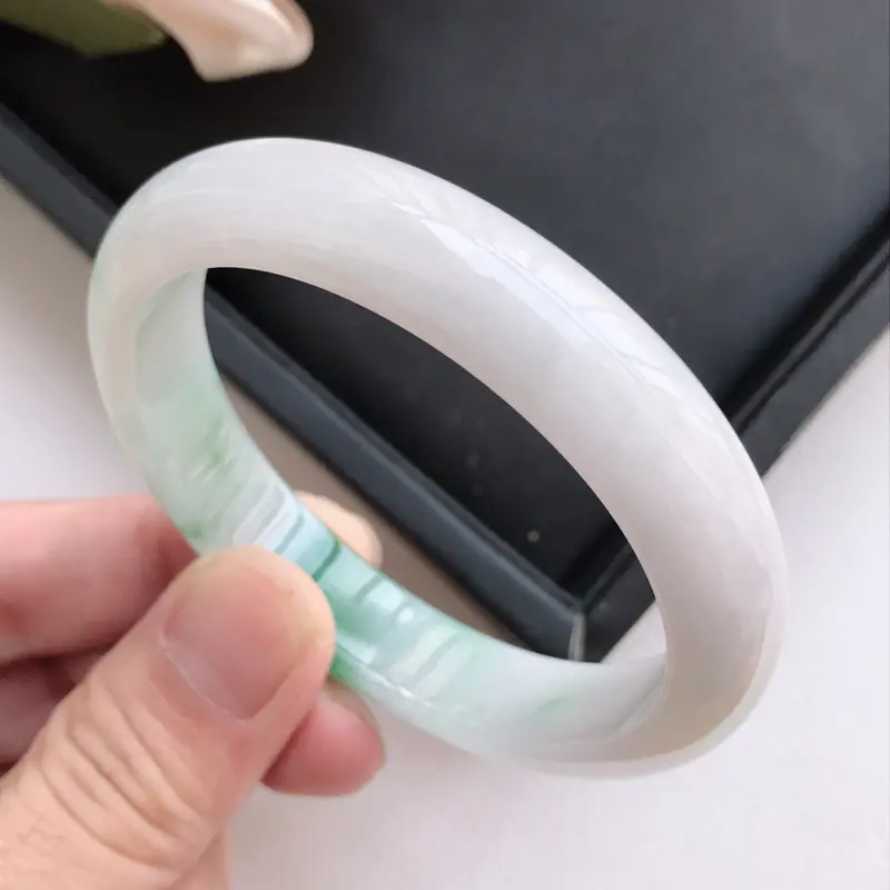 【自然光拍摄 圈口54.5mm 细糯种飘阳绿贵妃手镯C162 玉质细腻水润,条形大方,高贵优雅,端庄大气,正圈52圈口可戴
温馨提示:避免手镯圈口佩戴不合适,可以先咨询客服,询问测量圈口方法】图6