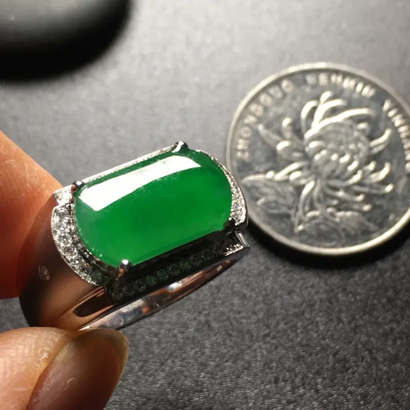 【阳绿马鞍翡翠💍,种好色辣,水润饱满,性价比高,裸石尺寸:13.5*7.9*3整体尺寸:18.4*11.5*6】图5