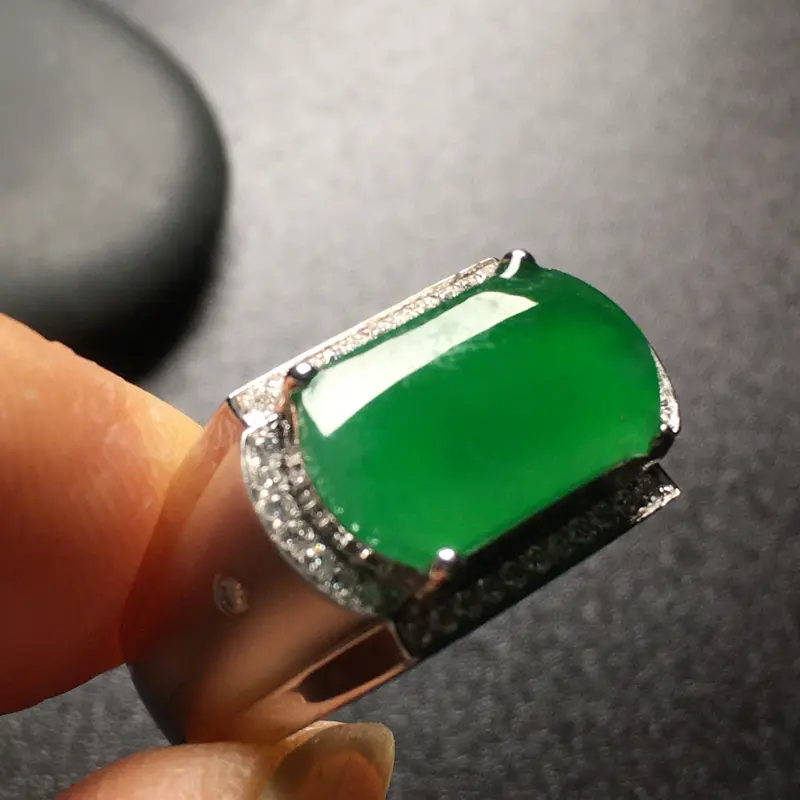 【阳绿马鞍翡翠💍,种好色辣,水润饱满,性价比高,裸石尺寸:13.5*7.9*3整体尺寸:18.4*11.5*6】图4