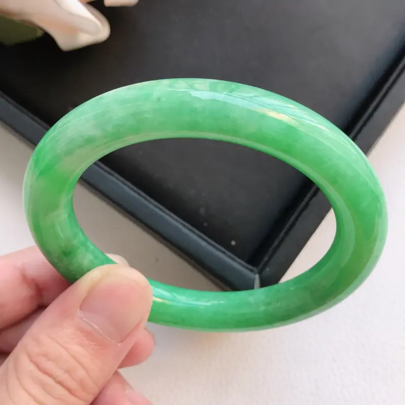 【自然光拍摄 圈口54.4mm 糯种满绿圆条手镯C120 玉质细腻水润,条形大方,高贵优雅,端庄大气
温馨提示:避免手镯圈口佩戴不合适,可以先咨询客服,询问测量圈口方法】图6