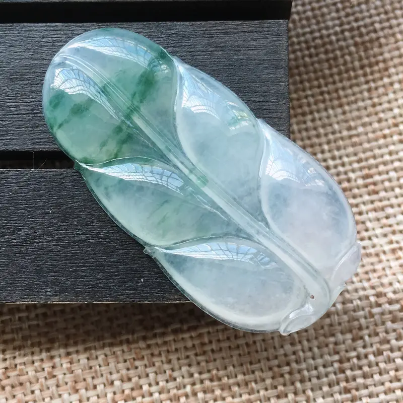 【自然光实拍,缅甸a货翡翠,冰糯种飘花叶子,种好水润,玉质细腻,漂亮,品相佳,有孔可直接佩戴。】图2