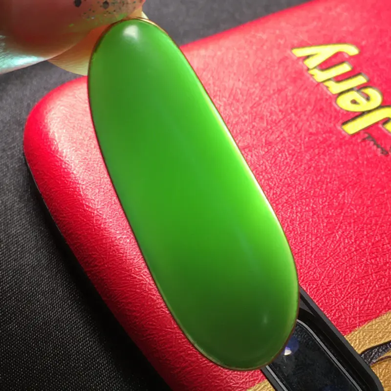 【整体规格:50.1/15.9/8.8/mm
裸石规格:41.5/15.9/8.8/mm
新品推出,天然和田玉碧玉、【碧玉随形吊坠】、18k金镶嵌,款式设计时尚大方、佩戴效果佳,保一生平安,市面上少有的成色】图7