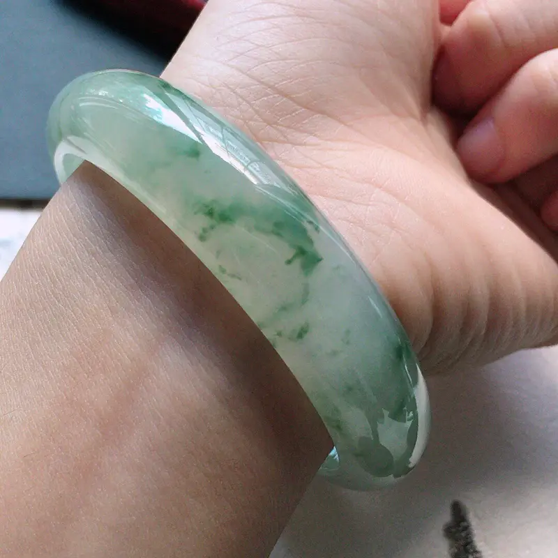 【缅甸翡翠57圈口飘花正圈手镯,自然光实拍,颜色漂亮,玉质莹润,佩戴佳品,尺寸:57.2*14.1*7.7mm,重57.39克】图7