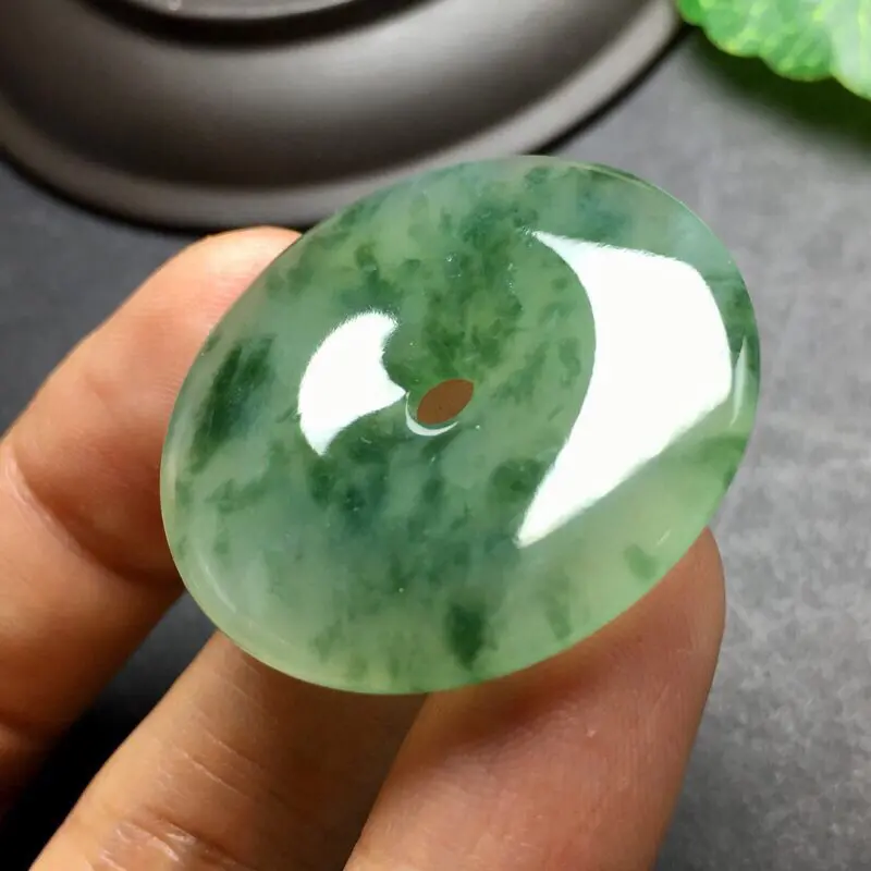 【❤️飘彩平安扣吊坠:种老水足,色泽漂亮,干净透光,雕工精美,圆润饱满,完美无裂,四季平安寓意佳,有孔。尺寸:32.9--5.4】图3