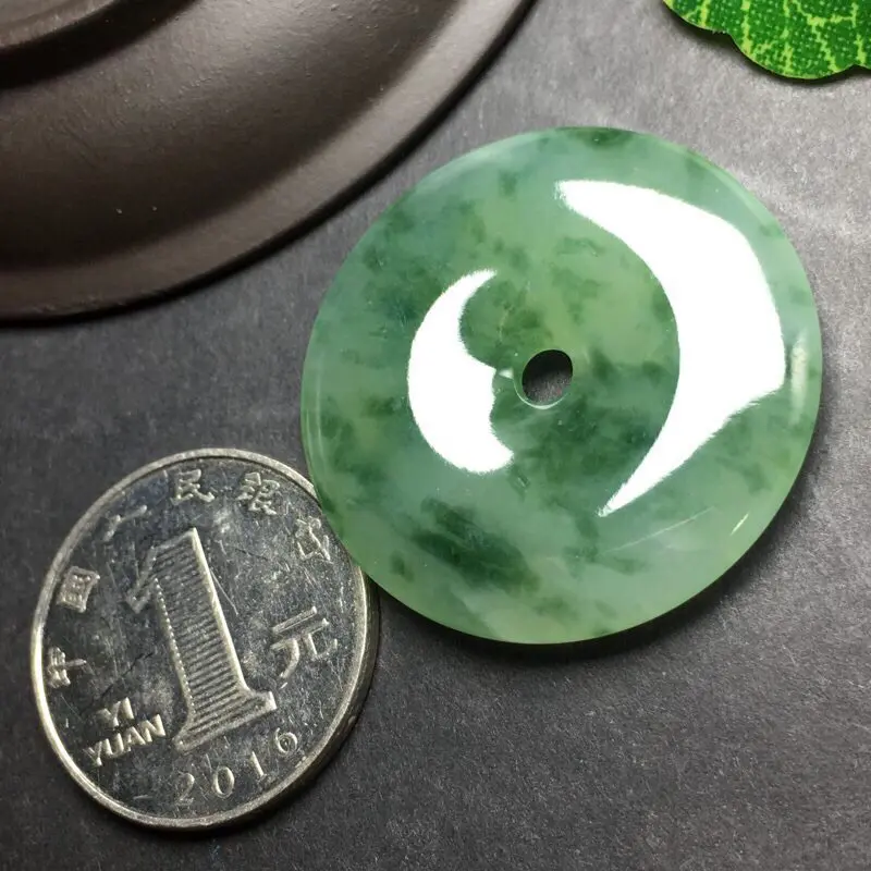 【❤️飘彩平安扣吊坠:种老水足,色泽漂亮,干净透光,雕工精美,圆润饱满,完美无裂,四季平安寓意佳,有孔。尺寸:32.9--5.4】图7
