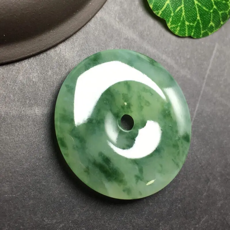 【❤️飘彩平安扣吊坠:种老水足,色泽漂亮,干净透光,雕工精美,圆润饱满,完美无裂,四季平安寓意佳,有孔。尺寸:32.9--5.4】图2