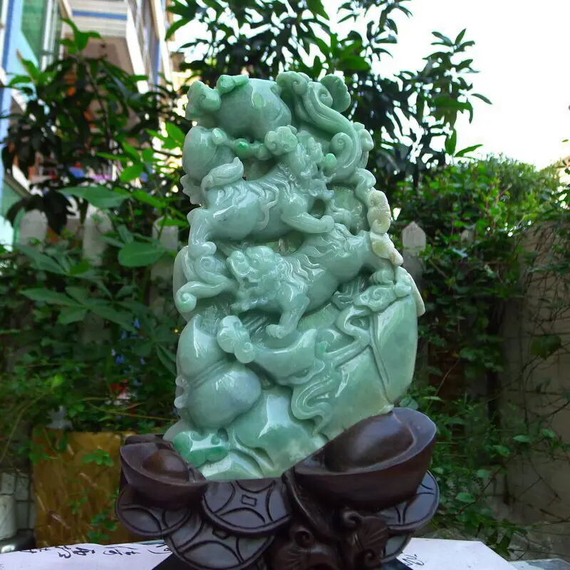【(狮狮如意)翡翠A货老坑三彩豆绿飘阳绿水润黄加绿精工狮子戏球雄霸天下 事事如意摆件 裸石尺寸:260/155/35 连底坐:380/220/110mm 玉石重量:2.54kg,】图1