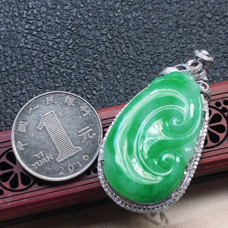 【缅甸翡翠18K金伴钻镶嵌浅绿如意吊坠,颜色好,玉质细腻,雕工精美,佩戴送礼佳品,包金尺寸:52.2*25.6*8.4 MM,裸石尺寸:37.0*21.9*4.1MM,重12.79克】图8