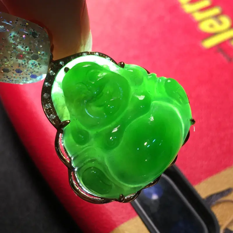 【〖碧玉弥勒佛】
整体规格约:29.8/21.8/8.2/mm
裸石规格约:20/20/mm
天然和田玉,老坑俄料碧玉,颜色漂亮,艳丽,18k金重金镶嵌,镶嵌南非钻石,赠送银链子,款式新颖】图7