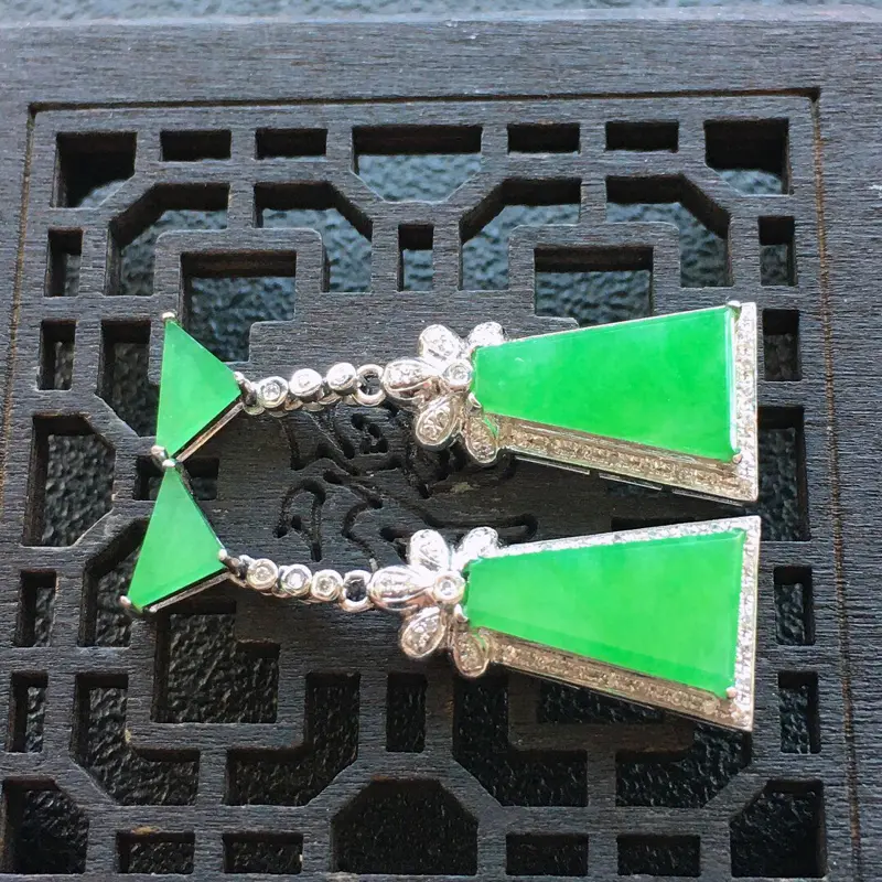 【精品翡翠18K镶嵌伴钻耳钉,雕工精美,玉质莹润,尺寸:裸石尺寸:12.5*7.2*2MM,总质量:4.9g】图5