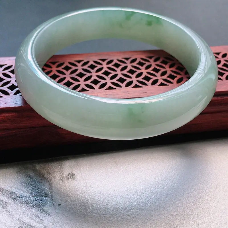 【缅甸翡翠56圈口飘花正圈手镯,自然光实拍,颜色漂亮,玉质莹润,佩戴佳品,尺寸:56.8*13.8*7.9mm,重58.80克】图1
