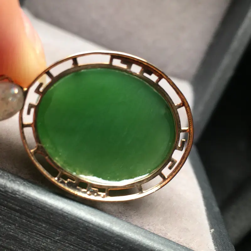 【【碧玉吊坠】
整体规格约:31/20/9.4/mm
裸石规格约:20/16/mm
天然和田玉,老坑俄料碧玉,颜色漂亮,艳丽,18k金重金镶嵌,镶嵌南非钻石,赠送银链子】图6