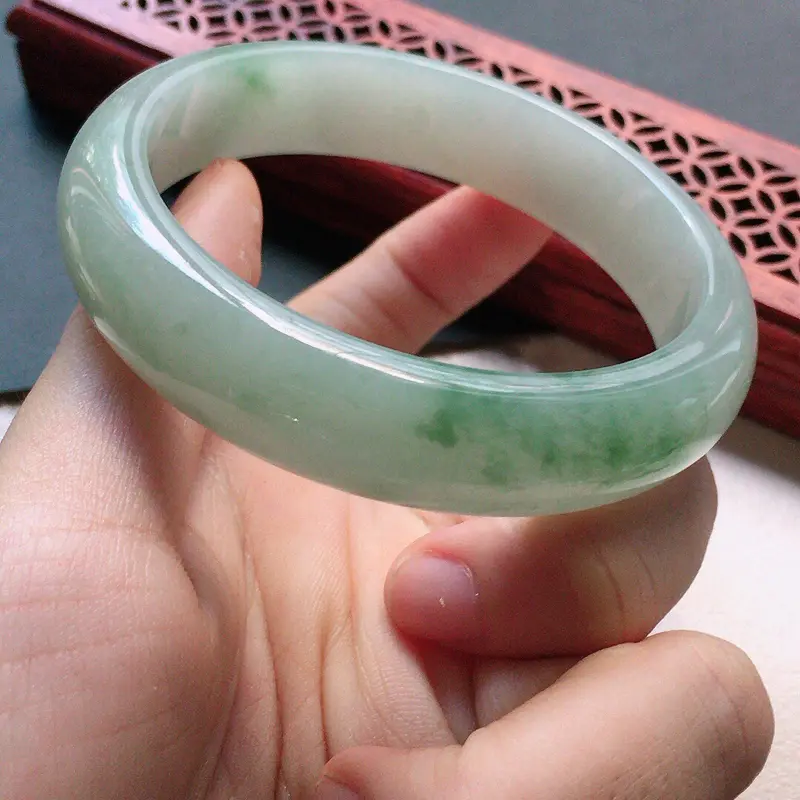 【缅甸翡翠56圈口飘花正圈手镯,自然光实拍,颜色漂亮,玉质莹润,佩戴佳品,尺寸:56.8*13.8*7.9mm,重58.80克】图7