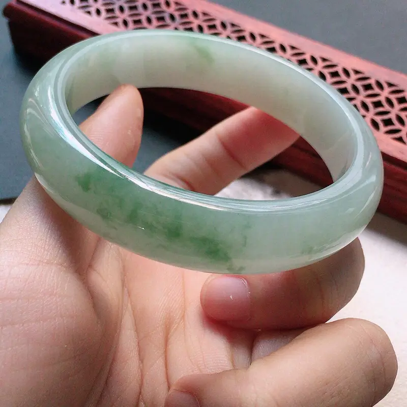 【缅甸翡翠56圈口飘花正圈手镯,自然光实拍,颜色漂亮,玉质莹润,佩戴佳品,尺寸:56.8*13.8*7.9mm,重58.80克】图6