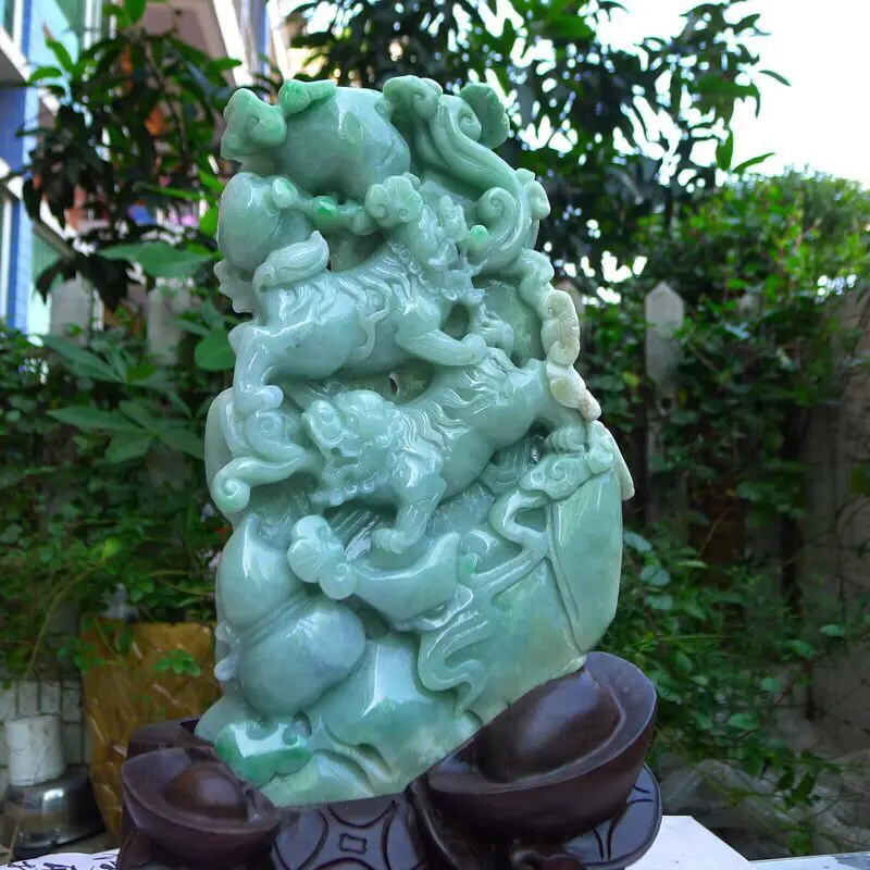 【(狮狮如意)翡翠A货老坑三彩豆绿飘阳绿水润黄加绿精工狮子戏球雄霸天下 事事如意摆件 裸石尺寸:260/155/35 连底坐:380/220/110mm 玉石重量:2.54kg,】图3