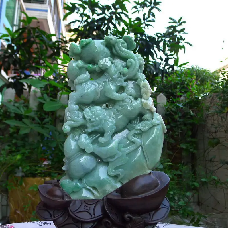 【(狮狮如意)翡翠A货老坑三彩豆绿飘阳绿水润黄加绿精工狮子戏球雄霸天下 事事如意摆件 裸石尺寸:260/155/35 连底坐:380/220/110mm 玉石重量:2.54kg,】图2