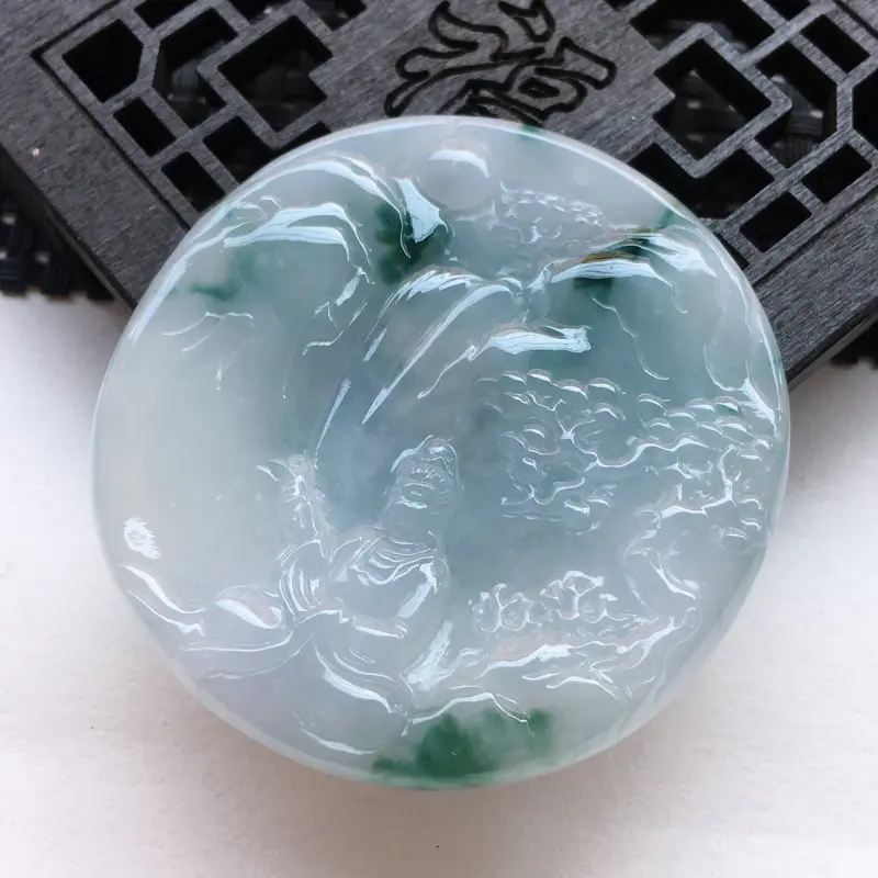 【A货翡翠 冰糯种飘花观音菩萨挂件 尺寸54.9*6.1mm 水头好,料子细腻,飘花灵动】图2
