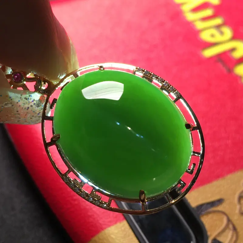 【【碧玉吊坠】
整体规格约:31/20/9.4/mm
裸石规格约:20/16/mm
天然和田玉,老坑俄料碧玉,颜色漂亮,艳丽,18k金重金镶嵌,镶嵌南非钻石,赠送银链子】图7
