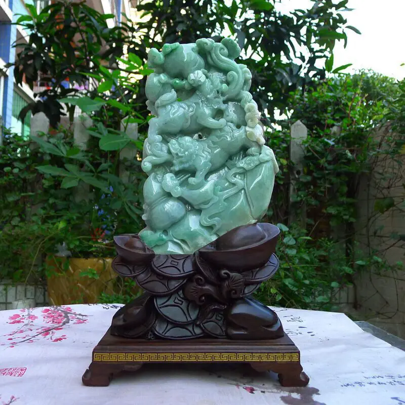 【(狮狮如意)翡翠A货老坑三彩豆绿飘阳绿水润黄加绿精工狮子戏球雄霸天下 事事如意摆件 裸石尺寸:260/155/35 连底坐:380/220/110mm 玉石重量:2.54kg,】图5