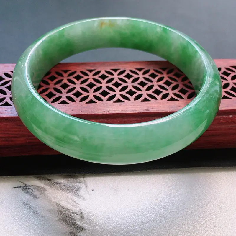 【缅甸翡翠57圈口浅绿正圈手镯,自然光实拍,颜色漂亮,玉质莹润,佩戴佳品,尺寸:57.9*14.0*7.7mm,重55.57克】图1